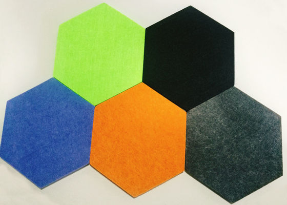 Çok renkli tiyatro Hexagon Ses emici panelleri Baffles Tırnak kurulumları